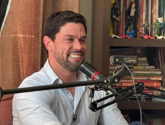 Em PodCast, Lucas Pocay faz balanço da gestão, cobra eficiência da atual administração e mira 2026 com projeto regional