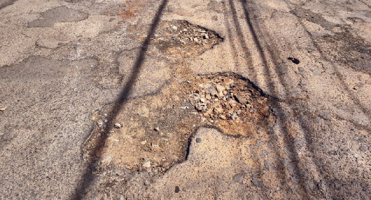 Lucas Pocay deixou contrato e verba para recapear ruas de bairros mais afastados, mas Guilherme Gonçalves não executou