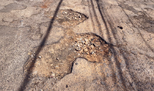 Lucas Pocay deixou contrato e verba para recapear ruas de bairros mais afastados, mas Guilherme Gonçalves não executou