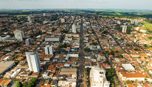 Lucas Pocay homenageia Assis por seus 120 anos