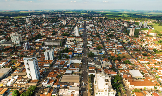 Lucas Pocay homenageia Assis por seus 120 anos