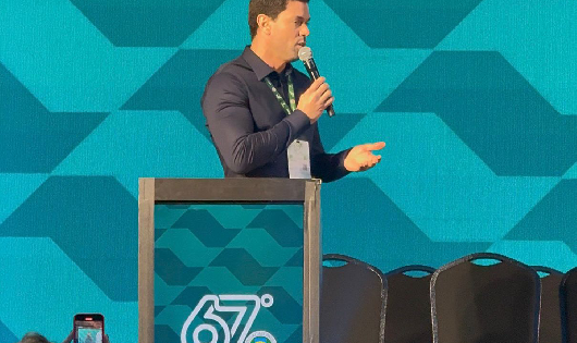 Lucas Pocay media painel sobre saneamento em congresso estadual de municípios