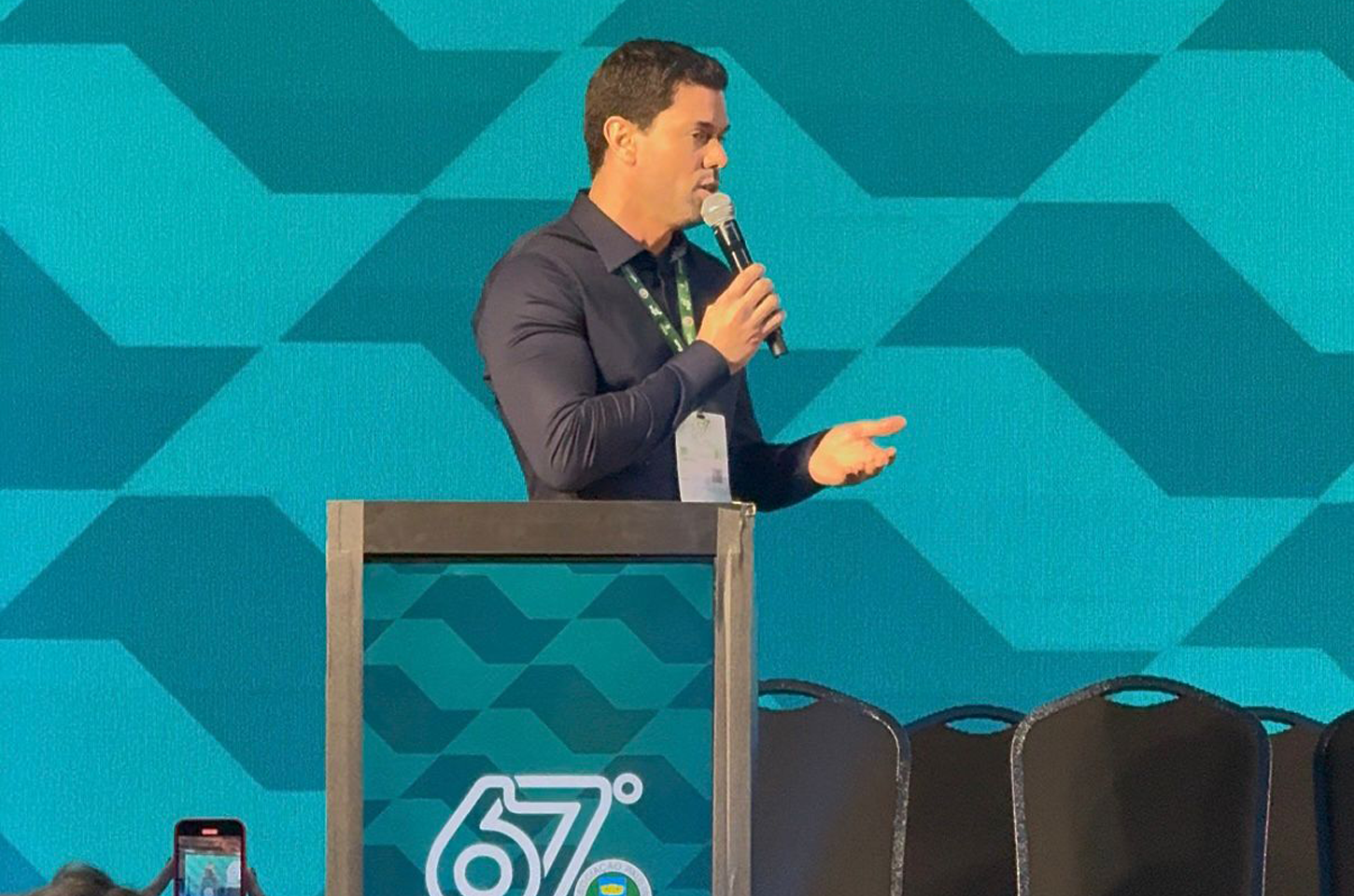 Lucas Pocay media painel sobre saneamento em congresso estadual de municípios