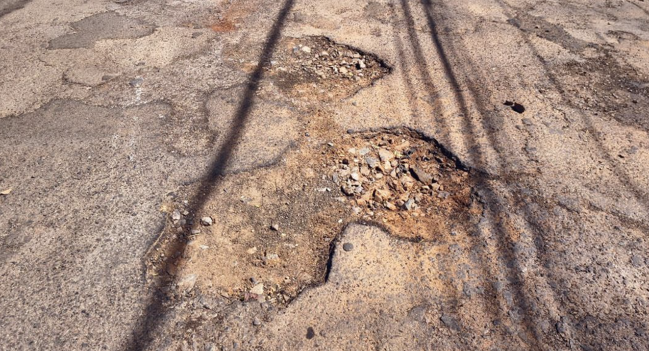 Lucas Pocay deixou contrato e verba para recapear ruas de bairros mais afastados, mas Guilherme Gonçalves não executou